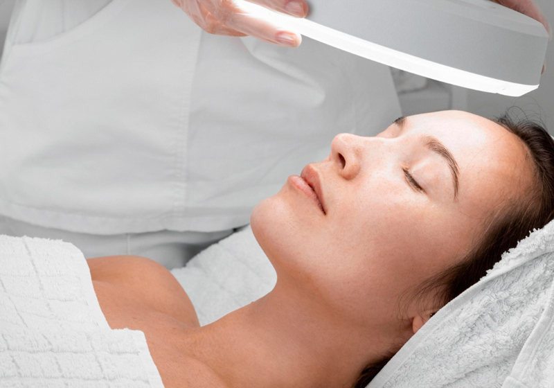 Luminescent Lift – Anti-Aging Facial
